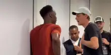 L'arrivo di Sinner al Roland Garros: risate e abbracci con Gael Monfils