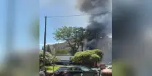 Paura a Roma, camion in fiamme nel quartiere Prati. Nube di fumo nero dopo l'esplosione