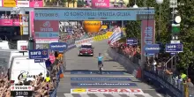 Giro d&rsquo;Italia, Bettiol taglia da solo il traguardo nella sua Verbania