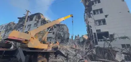 Attacchi russi con droni, 1 morto e 26 feriti. Bloomberg: rischio carenza carburante per la Russia