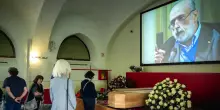 "Ciao Carlin le tue idee continueranno", la camera ardente di Carlo Petrini