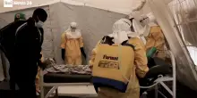 Congo, le sepolture delle vittime di Ebola "protette" da polizia in tenuta antisommossa