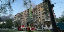 Bombe russe su Kiev: l'intervento dei soccorritori su un edificio in fiamme