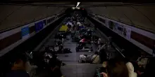 Droni e missili su Kiev, i residenti si rifugiano nella metropolitana