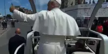 Papa Leone ad Acerra fa di nuovo il gesto "six-seven": il video spopola