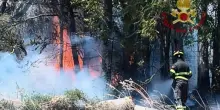 Iglesias: le fiamme minacciano le case e base dell&rsquo;Aeronautica a Decimomannu