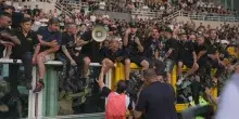 Scontri e caos al derby di Torino, un tifoso grave in ospedale. Gli ultr&agrave; ricattano la partita