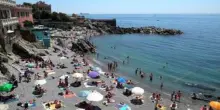 Tuffi fuori stagione e caldo anomalo: spiagge prese d'assalto a Genova Quinto