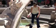 Ondata di caldo a Roma, turisti alle prese con le alte temperature in centro