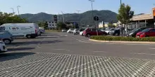 Uomo colpito al petto da una fiocina scagliata da un'auto in corsa