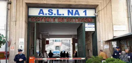 Napoli: un 12enne accoltellato durante una lite familiare. Sospetti sul padre che tenta il suicidio