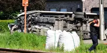 Belgio, scuolabus investito da un treno: morti due adolescenti, l'accompagnatrice e l'autista