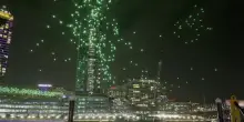 Droni fuori controllo durante uno show precipitano nel porto di Sydney
