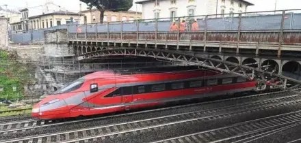 Una persona sui binari: ritardi fino a 2 ore sull'Alta Velocit&agrave; Milano-Bologna