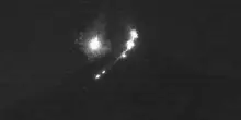 Una meteora illumina il cielo dietro il vulcano in eruzione: spettacolo notturno nelle Filippine