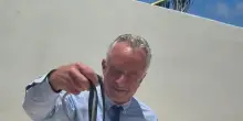 Robert Kennedy jr afferra due serpenti a mani nude e viene morso