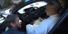 Papa Leone si siede al volante della nuova Ferrari Luce