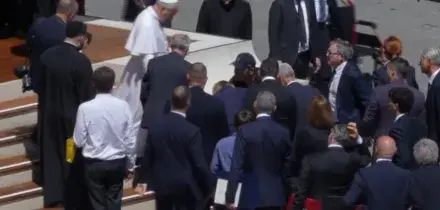 Sviene per il caldo durante l'udienza generale in piazza San Pietro, Papa Leone accorre ad aiutarlo