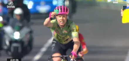 Giro d'Italia, l'ultimo km della tappa n. 17, vince il danese Valgren