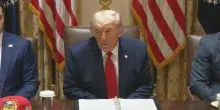 Trump: "Non siamo contenti, nessuno controller&agrave; Hormuz, guai all'Oman se si oppone"
