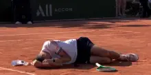 Mensik stramazza a terra dopo la vittoria in preda ai crampi: cinque ore di battaglia sotto al sole