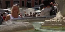 Roma, il sole a picco e l'ondata di caldo anomalo sfiancano i turisti