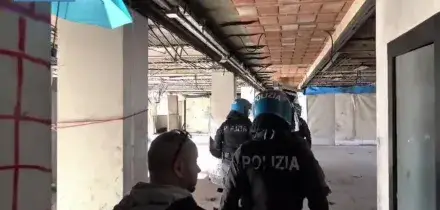 Roma, rapita e violentata per tre giorni: cinque arresti. L'incubo in un edificio abbandonato
