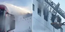 Motonave in fiamme nel porto di Napoli: vigili del fuoco ancora al lavoro