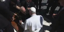 Era un anziano sacerdote l'uomo svenuto ieri in piazza San Pietro, soccorso anche da Papa Leone XIV
