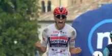 Giro d&rsquo;Italia, Magnier conquista lo sprint sulle curve bagnate di Pieve di Soligo
