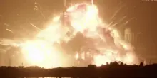 Il razzo Blue Origin esplode durante i test: una palla di fuoco avvolge la rampa di lancio