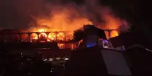 Il fulmine cade sul fienile: le immagini dal drone di una cascina in fiamme