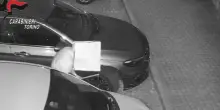 Buca le gomme di un'auto a volto coperto, ma gli cade il sacchetto dalla testa e viene riconosciuto