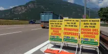 Chiusura del passo del Brennero, i cartelli di avviso al casello