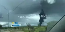 Il grande pennacchio di fumo nero dopo l'attacco di droni ucraini sul deposito petrolifero
