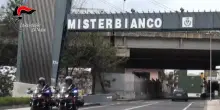 Tentato femminicidio, la figlia vede e chiama il 112. Grave la donna, arrestato il marito