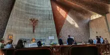 Tragedia alle Maldive, i funerali di Monica e Giorgia. il Vescovo: "Il loro sorriso non si cancella"
