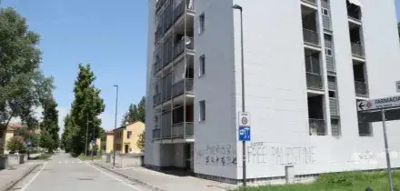 Uccide la moglie in casa con oltre 40 coltellate: il marito di 52 anni chiama la polizia, arrestato