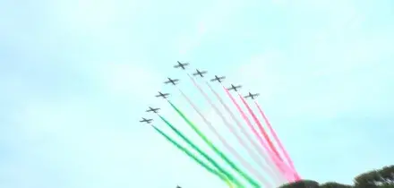 Il sorvolo delle Frecce Tricolori sopra Piazza di Siena 100