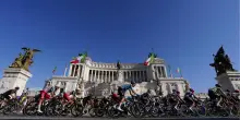 Giro d'Italia, le meraviglie di Roma illuminano la corsa rosa