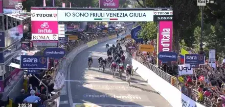Giro d'Italia. Jonathan Milan si riscatta nell'ultima tappa e trionfa al Circo Massimo