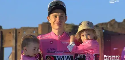 Giro d'Italia. Il vincitore Vingegaard alla premiazione con i figli in braccio