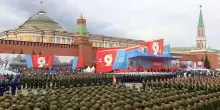 Mosca, parata sotto tono: video invece dei tank. Putin, battiamo forza aggressiva sostenuta da Nato