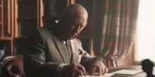 Gli auguri virali di re Carlo III ad Attenborough, la "voce" della natura