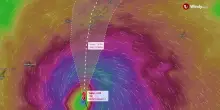 La furia della tempesta tropicale Jangmi vista dall'alto mentre si approssima a Okinawa