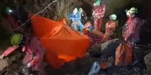 Le voci di sollievo, gli interni della grotta con il salvataggio dello speleologo nel cuneese
