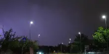 Lampi e fulmini: il cielo si accende a nord di Milano: il maltempo si avvicina