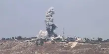Il fumo delle bombe si leva nel sud del Libano, la bandiera di Israele sul castello di Beaufort