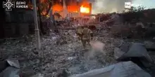 Incendi, macerie, sirene spiegate: le strade di Kiev dopo il massiccio attacco russo