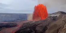 La fontana di lava infuocata del vulcano Kilauea delle Hawaii che si risveglia